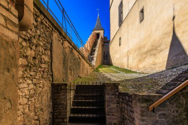 Açık bir günde ortaçağ kulesine çıkan tarihi taş merdiven..