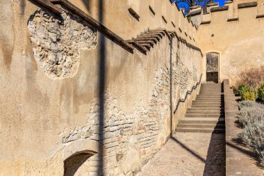 Tarihi taş merdiven ve kırsal duvar mimarisi açık hava manzaralı..