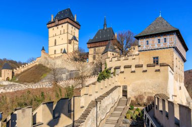 Ortaçağ Karlstejn kalesi, temiz mavi gökyüzünün altında, Czech kırsalında..