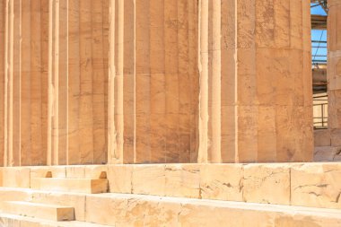 Bina taştan yapılmıştır ve bir sürü sütunları vardır. Bina çok eski ve Atina 'daki Akropolis' te çok fazla tarihi var.
