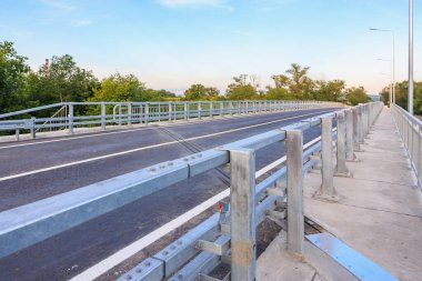 Açık bir günde bariyerli modern metal köprü.