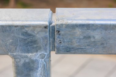 Görünür çizikler ve doku ile yıpranmış metal demiryolu eklem yakın çekim.