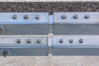 Yol kenarındaki demir korkuluklara yakın çekim.