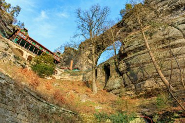 Tarihsel dağ kulübesi ve sonbahar manzarasında doğal kemer kayası..