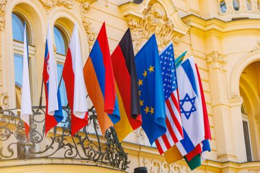 Tarihi balkonda uluslararası bayraklar sergileniyor.