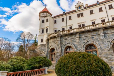 Dramatik kuleleri ve manzaralı zarif pencereleri olan tarihi taş bir kale..
