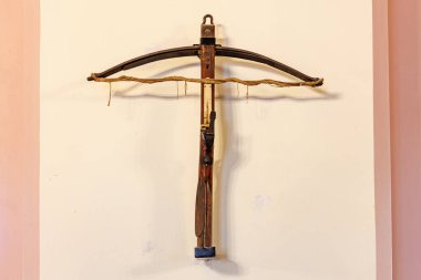 Duvara monte edilmiş antik ahşap yaylı yay ve kırsal yay..