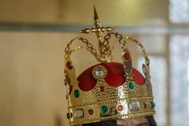 Süslü altın ve mücevher kaplamalı kırmızı kadife kaplamalı, tarihi mekan..