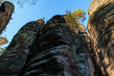 Görkemli kaya oluşumları ve açık mavi gökyüzü doğada.