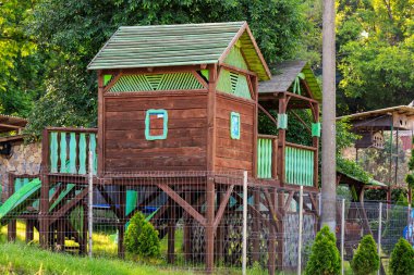 Yemyeşil aksanlı ahşap ahşap bir ev..