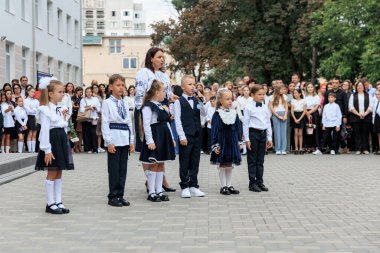 Çocuklar ve öğretmenler açık havada seremonide. 2 Eylül 2024 Balti Moldova.