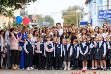 Öğretmenler ve öğrencilerle okul seremonisi dışarıda toplandı. 2 Eylül 2024 Balti Moldova.