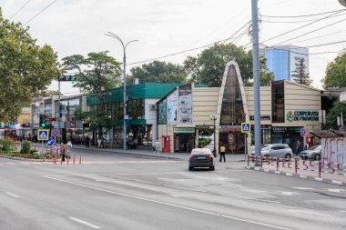 Dükkanlar ve modern mimari ile yoğun şehir kavşağı. 11 Eylül 2024 Balti Moldova.