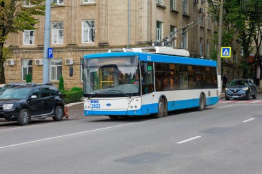 Trolleybus kentsel ekolojik elektrik taşımacılığı. 16 Eylül 2024 Balti Moldova. İllüstrasyon Editörü