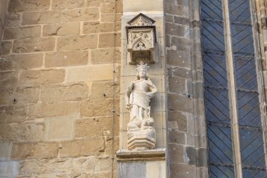 Duvarda duran bir azizin heykeli. Heykel bir şövalye heykeli ve bir binanın üzerinde bulunuyor. 14 Aralık 2024 Brasov Romanya