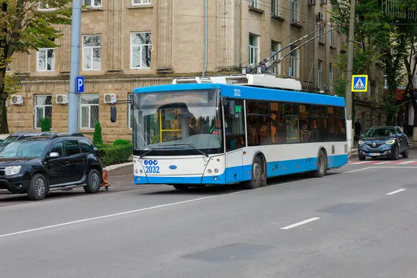 Trolleybus kentsel ekolojik elektrik taşımacılığı. 16 Eylül 2024 Balti Moldova. İllüstrasyon Editörü