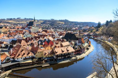 Cesky Krumlov 'un Czech cumhuriyetindeki Vltava nehri ve tarihi mimarisi ile görüntüsü. 20 Mart 2025, Cesky Krumlov, Çek.