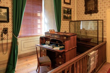 Antika masası ve model gemi sergisi olan klasik çalışma odası. 20 Mart 2025, Cesky Krumlov, Çek.