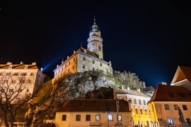 Yıldızlı bir gökyüzüne karşı aydınlatılmış fosforlu Krumlov kalesinin gece görüşü. 20 Mart 2025, Cesky Krumlov, Çek.
