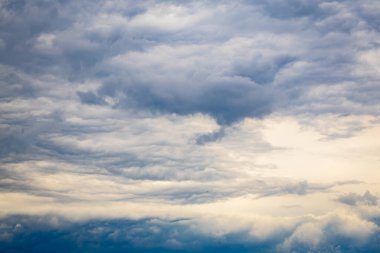 Yoğun bulutlu dramatik bulutlu gökyüzü.