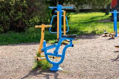 Güneşli bir günde parkta spor aletleri..