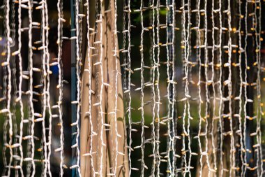 Açık havada yaylı ışıklar bahçe dekorasyonu yapıyor..