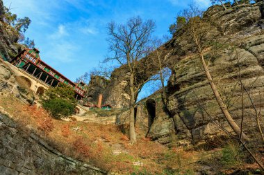 Czech manzarasında mavi gökyüzü ve rengarenk yapısına sahip tarihi kaya oluşumu.