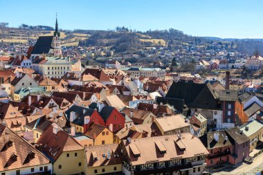 Renkli çatıları ve bahar aylarında St. Vitus kilisesi olan tarihi foseptik krumlov manzarası..
