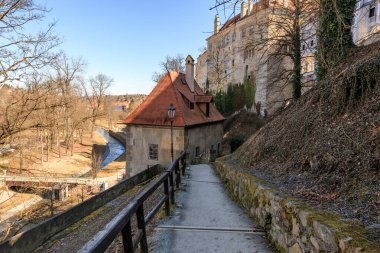 Kış boyunca bir Avrupa kalesi boyunca tarihi taş patika.