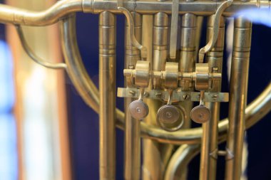 Pirinç enstrüman yakın plan: tüp ve vanaların ayrıntılı görünümü.