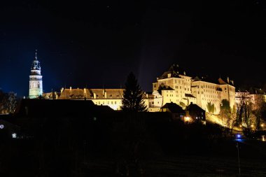 Gotik şatonun gece görüşü ve yıldızlı gökyüzü ile aydınlatılmış kule.