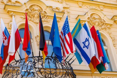 Süslü Avrupa binası balkonunda uluslararası bayraklar sergilendi.