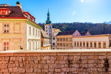 Açık mavi gökyüzü altında tarihi Avrupa kasabası mimarisi.