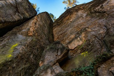 Açık mavi gökyüzü ile doğal kanyon manzarasında dramatik kumtaşı kayalıkları.