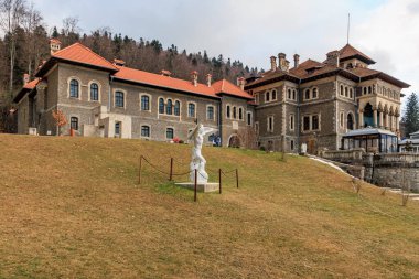 Cantacuzino Kalesi 'nde heykeli olan büyük bir bina. 15 Aralık 2024 Busteni Romanya.