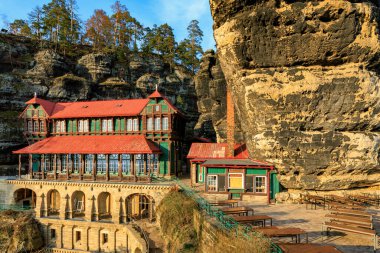Tarihi Czech dağ kulübesi büyüleyici kumtaşı kayalıklarının ortasında. 15 Mart 2025, Bohem İsviçre, Çek Cumhuriyeti.
