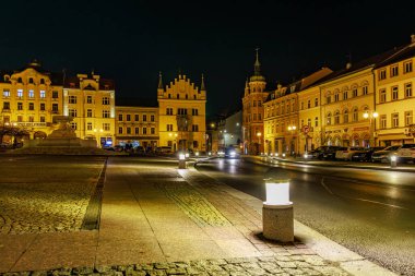Aydınlatılmış binalar ve sokak lambalarıyla tarihi Avrupa şehir meydanının gece manzarası. 16 Mart 2025, Decin, Çek Cumhuriyeti.