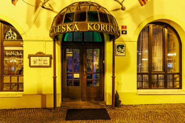 Geceleri büyüleyici mimari detaylarla dolu tarihi Czech restoranı girişi. 16 Mart 2025, Decin, Çek Cumhuriyeti.