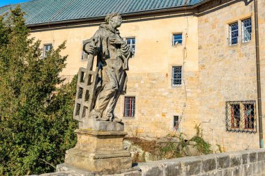 Aziz Vitus 'un tarihi taştan heykeli kırsal kale ortamında. 16 Mart 2025, Hruba Skala Şatosu, Çek Cumhuriyeti.