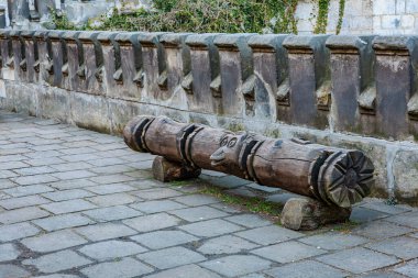 Taş döşenmiş ahşap tezgah ve dekoratif taş parmaklıklar. 16 Mart 2025, Hruba Skala Şatosu, Çek Cumhuriyeti.