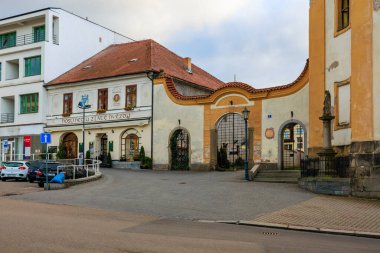 Bulutlu bir günde eski binaları ve park yeri olan tarihi Avrupa caddesi. 17 Mart 2025, Benesov, Çek Cumhuriyeti.