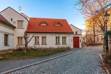 Günbatımında kırmızı çatılı, Avrupa 'da güzel bir otel. 17 Mart 2025, Benesov, Çek Cumhuriyeti.