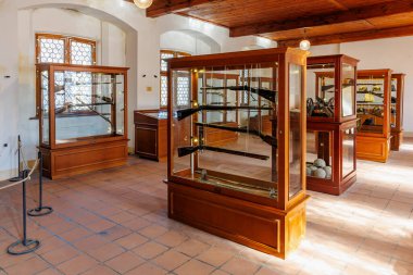 Tarihi silahlar müzede sergileniyor. Ahşap sergiler ve zırhlarla. 18 Mart 2025, Madalyon, Çek Cumhuriyeti.