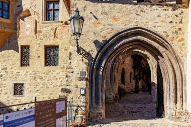 Ortaçağ 'dan kalma tarihi Avrupa şatosu avlusunda. 18 Mart 2025, Madalyon, Çek Cumhuriyeti.