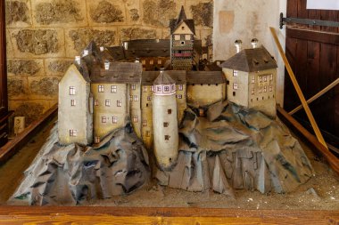 Kayalık arazideki tarihi taş şatonun detaylı maketi. 18 Mart 2025, Madalyon, Çek Cumhuriyeti.