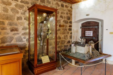 Tarihi şato müzesi sergisinde ortaçağ zırhı sergileniyor. 18 Mart 2025, Madalyon, Çek Cumhuriyeti.