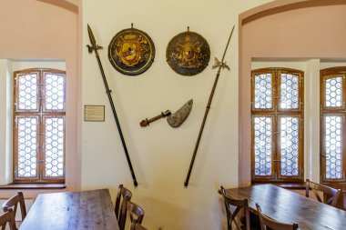 Tarihi iç mekanlarda kalkanlar ve mızraklarla birlikte ortaçağ silahları sergileniyor. 18 Mart 2025, Madalyon, Çek Cumhuriyeti.