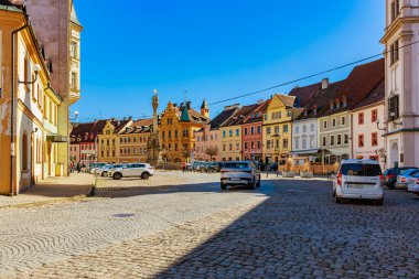 Renkli binaları ve kaldırımlı caddeleri olan tarihi Avrupa şehir meydanı. 18 Mart 2025, Madalyon, Çek Cumhuriyeti.