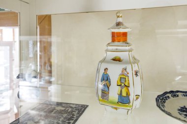 Cam vitrininde Asya esinlenilmiş porselen vazo. 18 Mart 2025, Madalyon, Çek Cumhuriyeti.