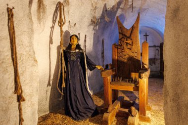 Tarihi zindan ortamında çivili sandalyesi ve mankeni olan ortaçağ işkence odası. 18 Mart 2025, Madalyon, Çek Cumhuriyeti.